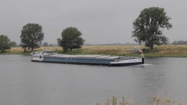 Kasvetli gündüz vakti gemi nehirden geçiyor