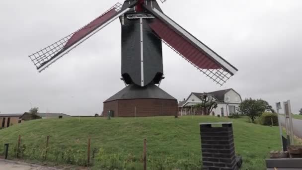 在阴郁的白天在村子里工作的风车 — 图库视频影像