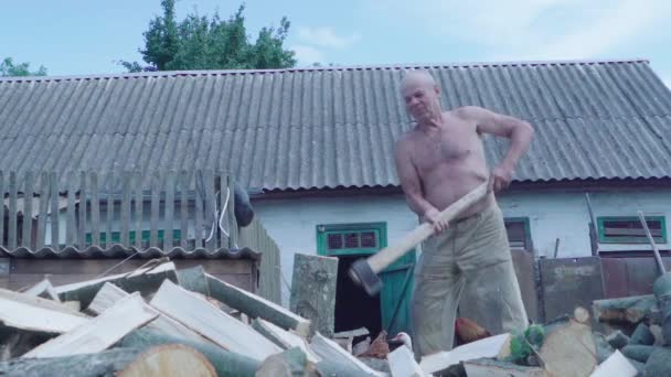 Yaşlı Bir Adam Kış Için Odun Keser Yavaş Çekim — Stok video