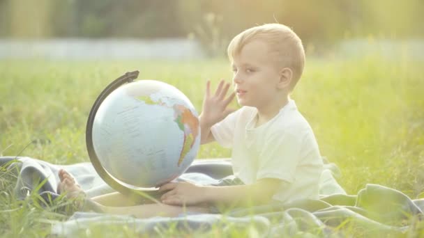 Bébé Garçon Joue Avec Globe Sur Terrain Ralenti Coucher Soleil — Video