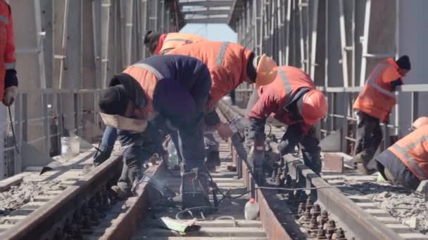 Irpin Ucrania Marzo 2023 Trabajadores Ferroviarios Reparan Vías Destruidas Tras — Vídeos de Stock