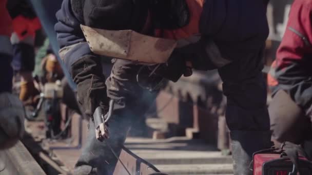 2023年3月29日 乌克兰伊尔平 在俄罗斯袭击乌克兰后 铁路工人修理被毁的铁轨 — 图库视频影像
