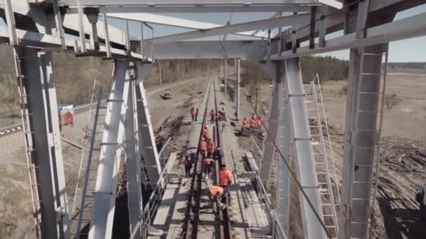 Irpin Ukrajina Března2023 Železniční Dělníci Opravují Zničené Koleje Ruském Útoku — Stock video