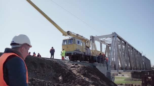 Irpin 우크라이나 2023 엔지니어는 러시아 교량에서 작업의 상황을 확인합니다 — 비디오