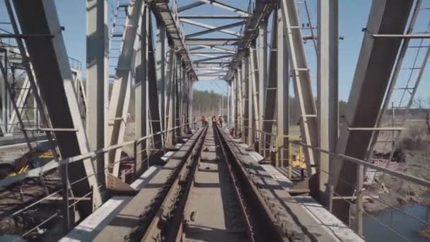 Irpin Ucrania Marzo 2023 Trabajadores Ferroviarios Reparan Vías Destruidas Tras — Vídeo de stock