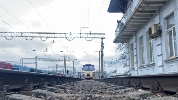 Kiev Ucrania Abril 2023 Paseos Tren Sobre Cámara — Vídeo de stock
