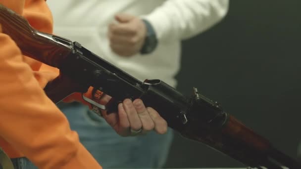 Formación Voluntarios Hombre Desmonta Rifle Asalto Kalashnikov Detalle — Vídeos de Stock