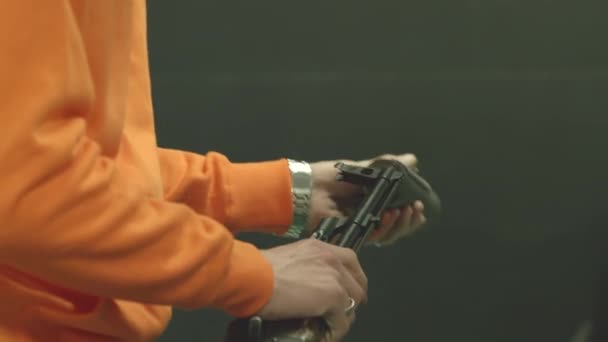 Homem Aparafusa Silenciador Numa Espingarda Assalto Kalashnikov — Vídeo de Stock