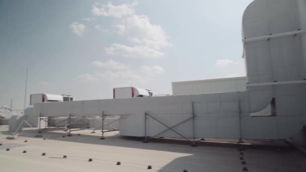 Nowoczesna Farma Energii Słonecznej Dachu Magazynu Wiersze Paneli Fotowoltaicznych — Wideo stockowe