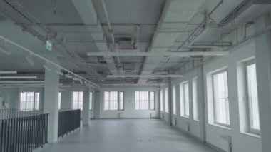 Boş bir ofis binasındaki havalandırma boruları. Gimbal atışı.