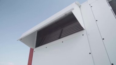 Çatıda ısıtma ve soğutma kliması var. Gimbal dengeleyici atışı