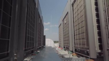 Çatıda ısıtma ve soğutma kliması var. Gimbal dengeleyici atışı