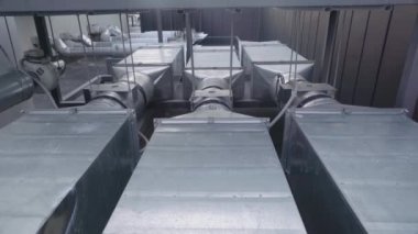 Çatıdaki metal havalandırma boruları. Gimbal atışı.