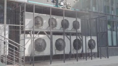 Ofis binasının duvarına klimalar yerleştirildi.