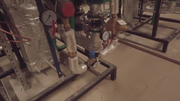 Αγωγοί Και Βρύσες Του Συστήματος Θέρμανσης Στο Λεβητοστάσιο Οικιστικού Κτιρίου — Αρχείο Βίντεο