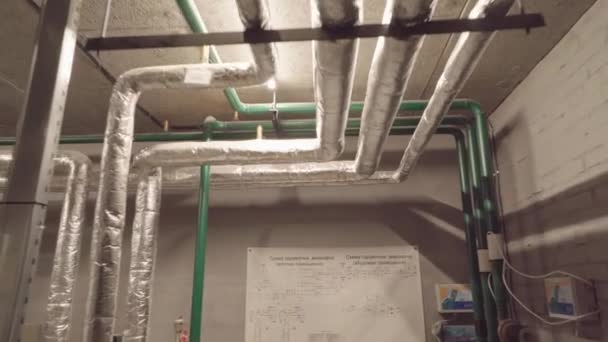 Tubi Rubinetti Del Sistema Riscaldamento Nel Locale Caldaia Edificio Residenziale — Video Stock