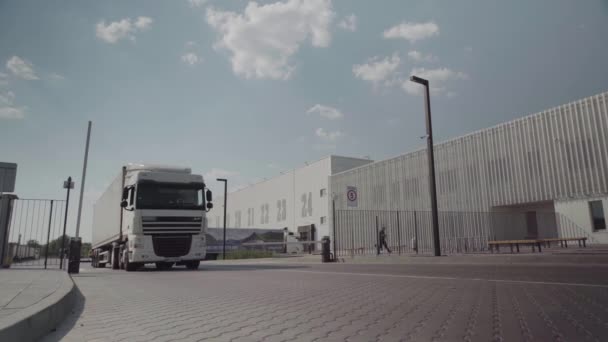Camion Blanc Quitter Entrepôt Après Avoir Été Chargé Avec Des — Video