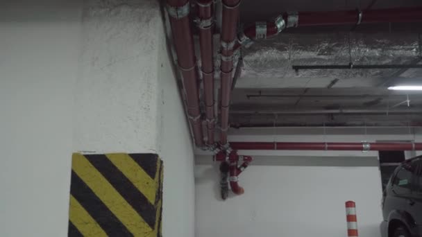 Mühendislik Iletişimi Bir Binanın Otoparkındaki Kanalizasyon Boruları — Stok video