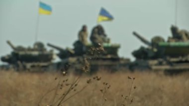 Kherson, Ukrayna, 11 Ekim 2023. Bir grup Ukrayna tankı görev için hazırlanıyor.