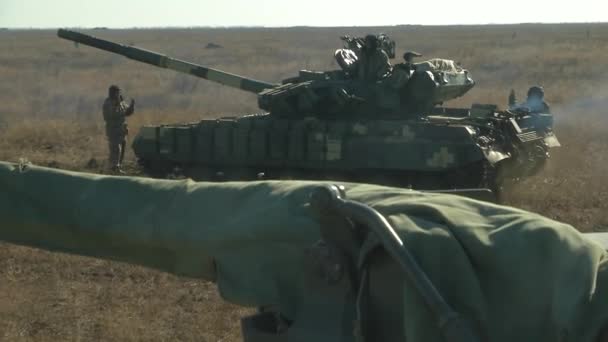 ハーソン ウクライナ 2023年10月11日 ウクライナの戦車のグループがミッションの準備をしている — ストック動画