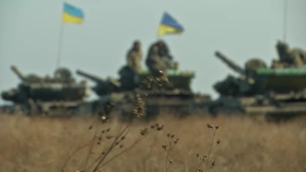 ハーソン ウクライナ 2023年10月11日 ウクライナの戦車のグループがミッションの準備をしている — ストック動画