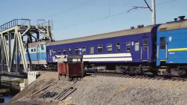Tren Cruzando Una Reconstrucción Después Invasión Rusa Puente Ferroviario Cerca — Vídeos de Stock