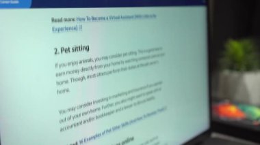 Chicago, ABD - 14 Aralık 2023: Çevrimiçi para kazanmanın yolları