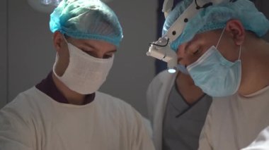 Kyiv, Ukrayna, 12 Mayıs 2022. Doktorlar modern ameliyathanede ameliyat yapıyorlar.