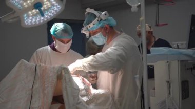 Kyiv, Ukrayna, 12 Mayıs 2022. Doktorlar modern ameliyathanede ameliyat yapıyorlar.