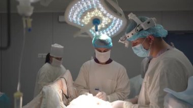 Kyiv, Ukrayna, 12 Mayıs 2022. Doktorlar modern ameliyathanede ameliyat yapıyorlar.