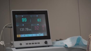 Kyiv, Ukrayna, 12 Mayıs 2022. Doktorlar modern ameliyathanede ameliyat yapıyorlar. 