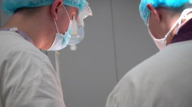 Kyiv, Ukrayna, 12 Mayıs 2022. Doktorlar modern ameliyathanede ameliyat yapıyorlar.