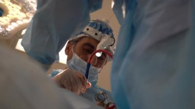 Kyiv, Ukrayna, 12 Mayıs 2022. Doktorlar modern ameliyathanede ameliyat yapıyorlar.