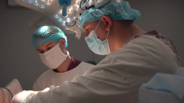 Kyjev Ukrajina Května2022 Lékaři Operují Moderním Operačním Sále — Stock video