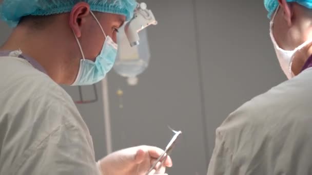 Kiev Ucrania Mayo 2022 Los Médicos Están Haciendo Cirugía Quirófano Video de stock libre de derechos