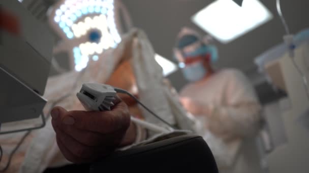 2022年5月12日 乌克兰基辅 医生们正在现代手术室里进行外科手术 图库视频片段