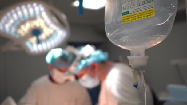 키예프 우크라이나 2022 의사들은 수술실에서 수술을 있습니다 — 비디오
