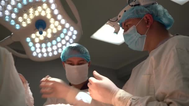 Kiev Ucrania Mayo 2022 Los Médicos Están Haciendo Cirugía Quirófano Video de stock libre de derechos