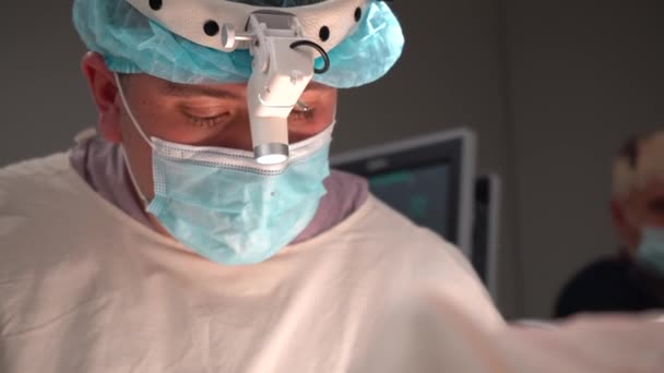 Kiev Ucrania Mayo 2022 Los Médicos Están Haciendo Cirugía Quirófano — Vídeo de stock