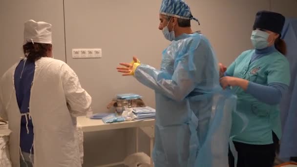2022年5月12日 乌克兰基辅 医生们正在现代手术室里进行外科手术 — 图库视频影像
