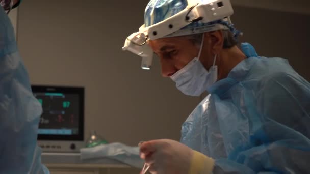 2022年5月12日 乌克兰基辅 医生们正在现代手术室里进行外科手术 免版税图库视频片段