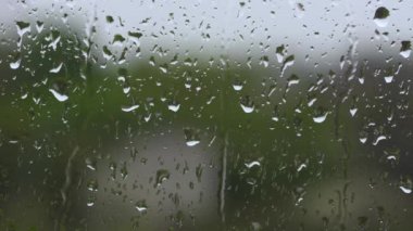 Pencere camındaki yağmur damlaları, görüntüyü kapat 