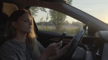 Araba kullanırken akıllı telefon kullanan kadın.