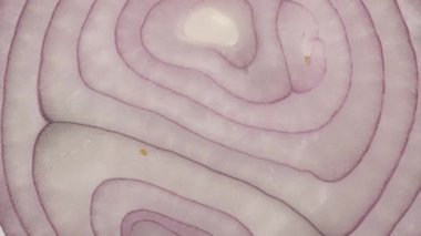 Kırmızı soğan diliminin üst görüntüsü döndürür 