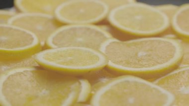 Döner sulu taze portakal dilimleri, yakın çekim görüntüsü 