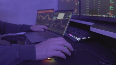 Londra, İngiltere - 2 Ağustos 2024: Erkek hacker dolandırıcılığı ve kripto para çalma.