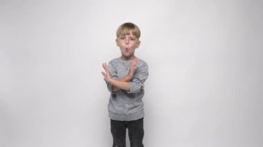 Küçük çocuk el ele tutuşuyor, yasaklanmış bir jest gibi.