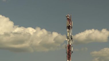 Cep telefonu iletişim kulesi. Gündüz zaman aşımı