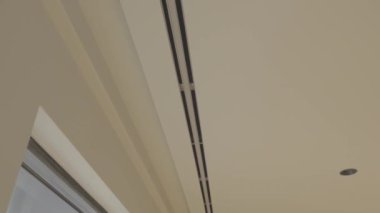 Tavanda bir havalandırma kanalı var.