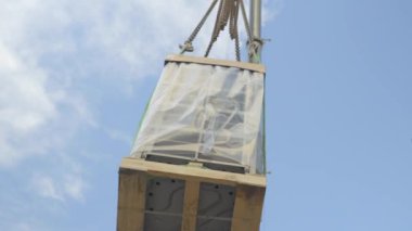 Crane havalandırmayı kaldırıyor.